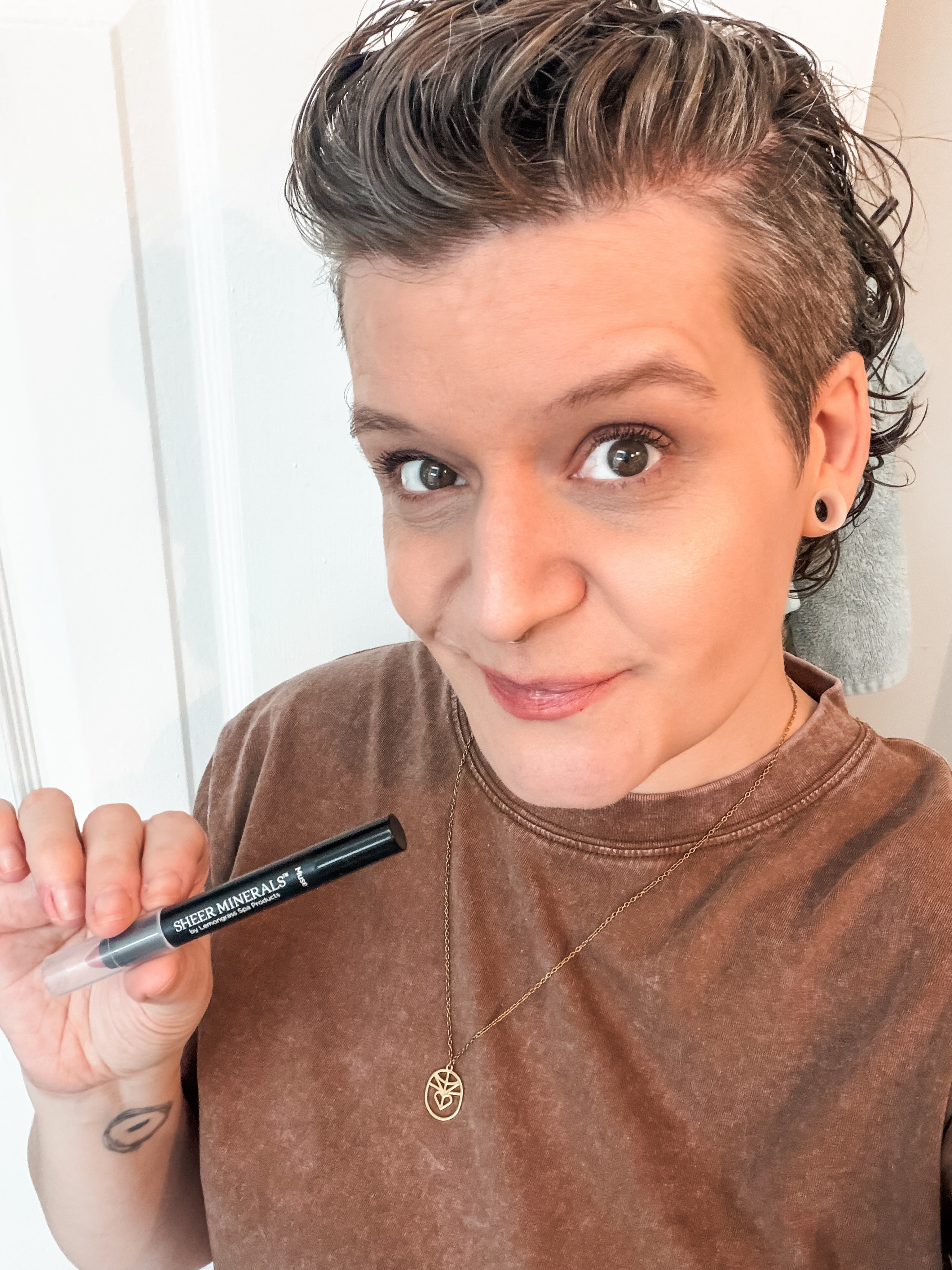 👄 The @lemongrass_spa_products lip crayon in Muse is cuuuuute! I didn’t think I’d like a muted rose shade, but I love how defined and subtle it is at the same time. ☺️