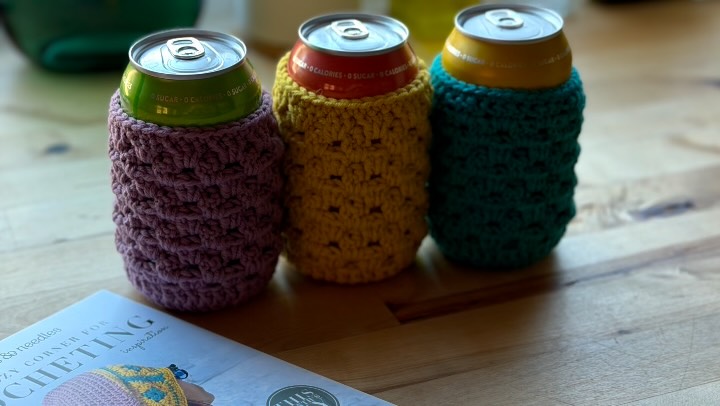 🧶@hooksneedlescom creations! Box 5 includes enough yarn to make 6, and this pattern was sooooo simple. Definitely beginner-friendly and also perfect for experts who want to watch a show and crochet at the same time! 

🐝 Which color is your fave? Bee has already claimed yellow, so I have to make another one for myself. 😆

Use code LAURENANDBEE25 for 25% off your 1st box!

#paidpartnership #crochetersofig #hooksandneedles #subscriptionbox #sparklingwater
